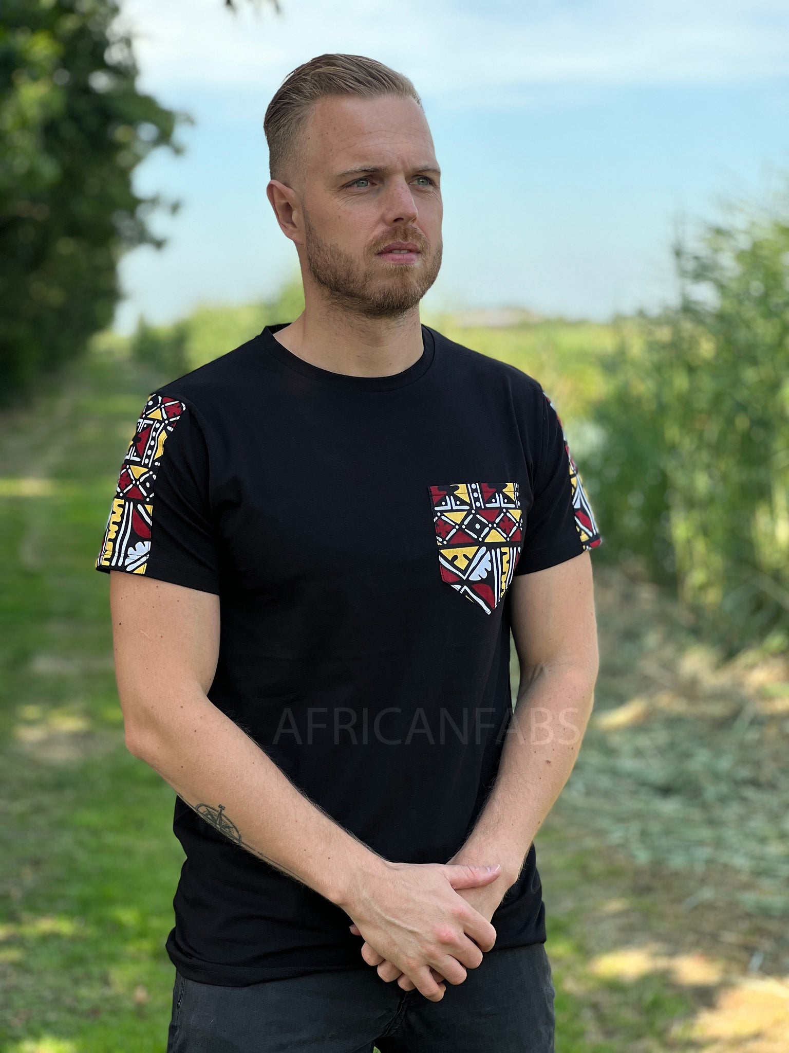 T-shirt with African print details - chestnut-red bogolan sleeves and chest pocket
